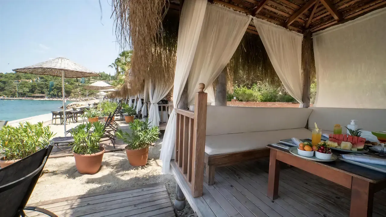Relaksacyjna altana na plaży w Pine Bay Holiday Resort