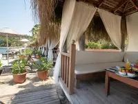 Relaksacyjna altana na plaży w Pine Bay Holiday Resort