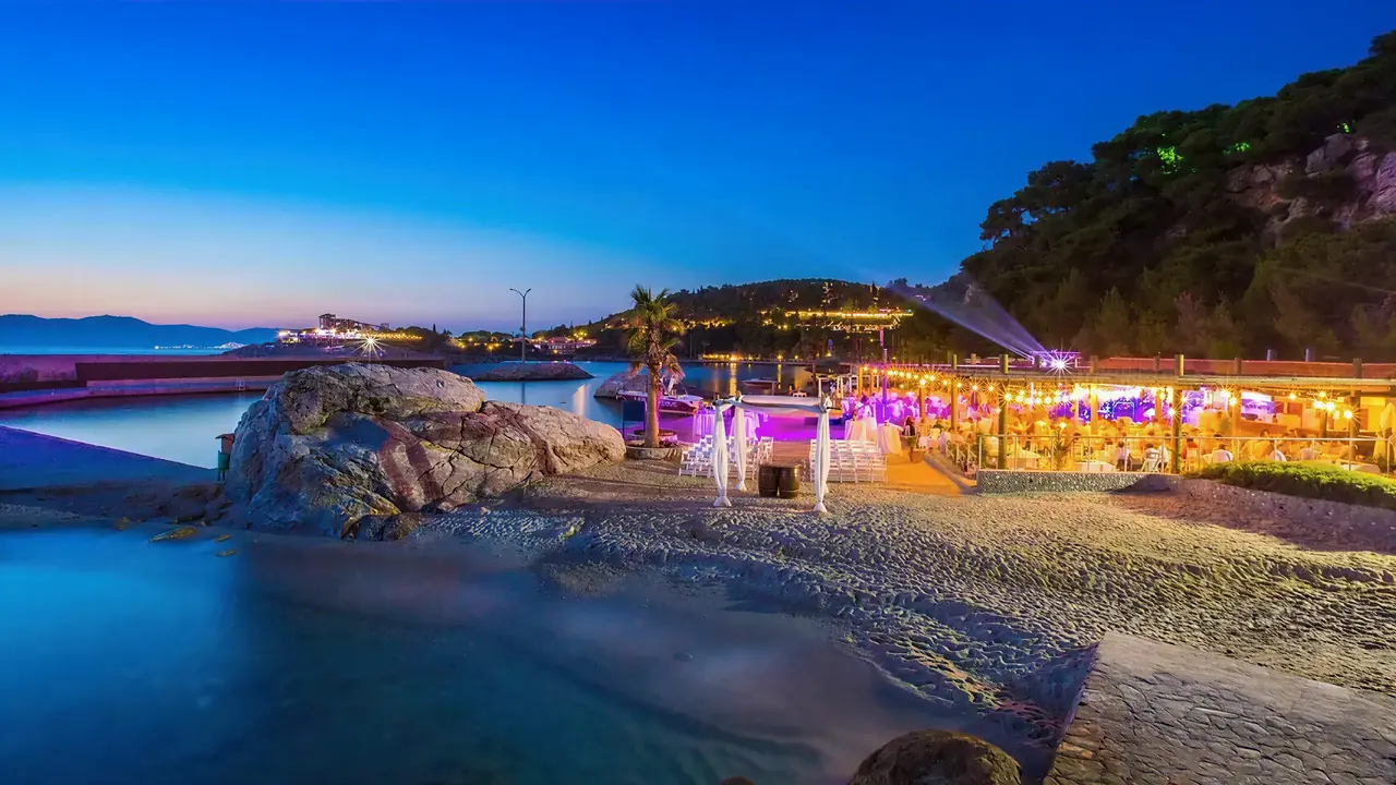 Plaża i pawilon nad morzem w Pine Bay Holiday Resort
