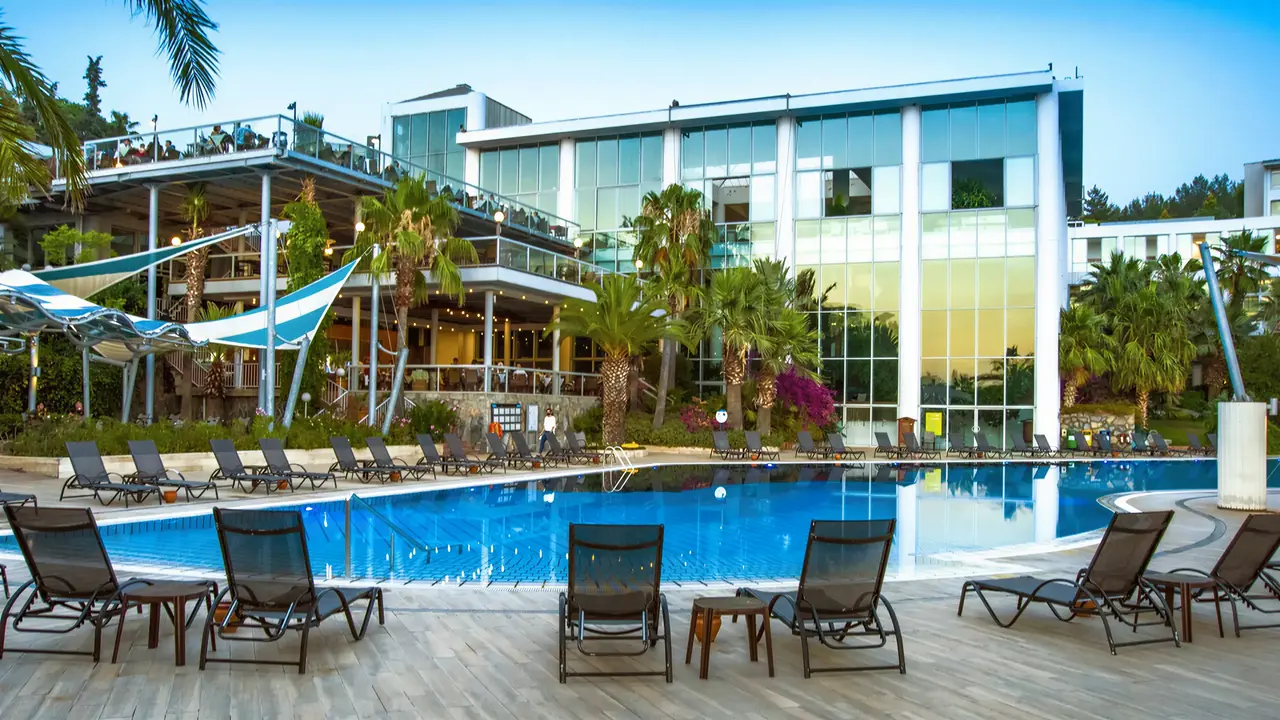 Basen z leżakami w Pine Bay Holiday Resort