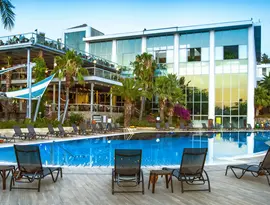 Basen z leżakami w Pine Bay Holiday Resort