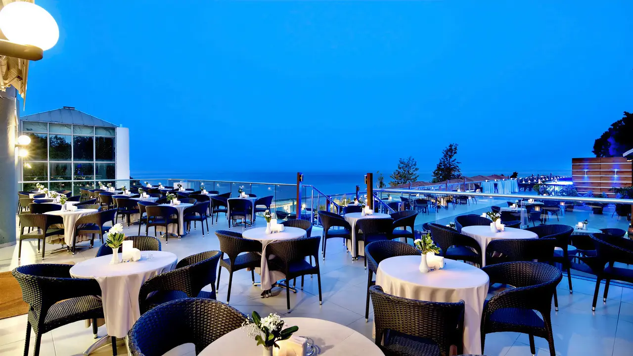 Restauracja na tarasie w Pine Bay Holiday Resort z widokiem
