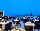 Restauracja na tarasie w Pine Bay Holiday Resort z widokiem