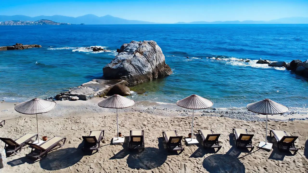 Leżaki i parasole na plaży w Pine Bay Holiday Resort