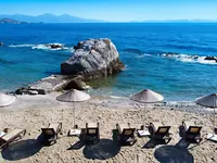 Leżaki i parasole na plaży w Pine Bay Holiday Resort