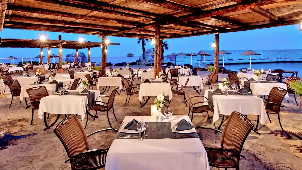 Restauracja na świeżym powietrzu w Pine Bay Holiday Resort