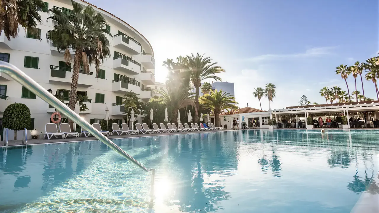 Basen z leżakami w hotelu Playa Bonita