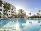 Basen z leżakami w hotelu Playa Bonita