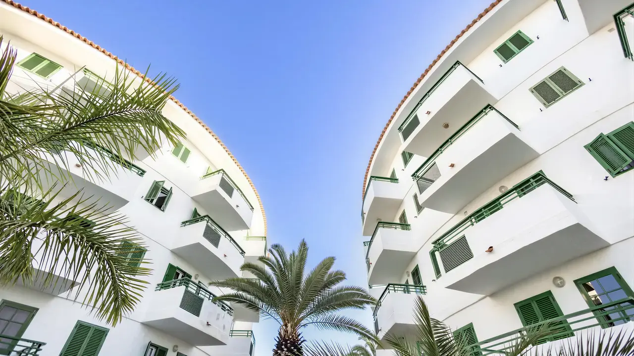Budynki hotelowe Playa Bonita z palmami