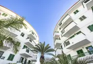 Budynki hotelowe Playa Bonita z palmami