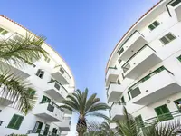Budynki hotelowe Playa Bonita z palmami