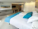 Nowoczesny pokój z łóżkiem w Playa Bonita