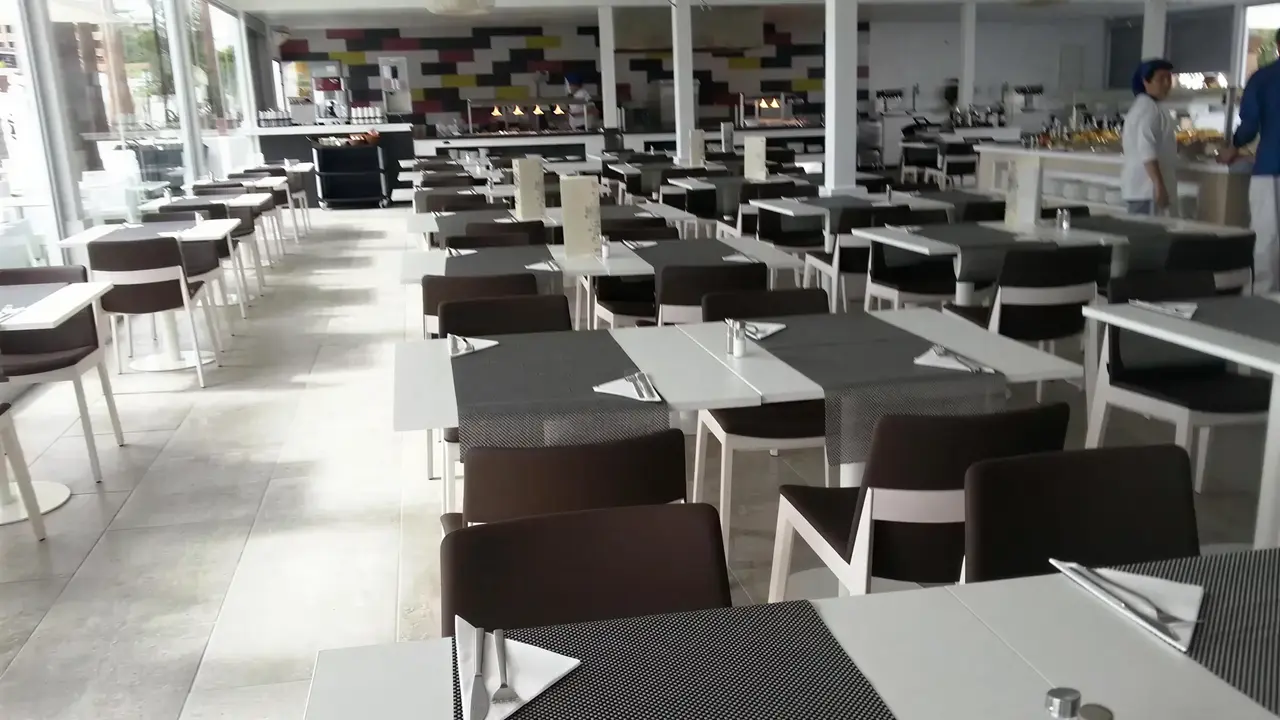 Restauracja w hotelu Playa Bonita z ustawionymi stolikami