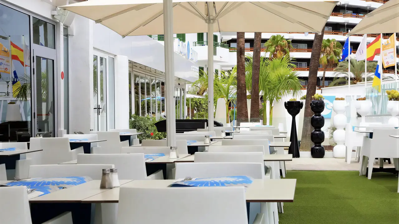Stoliki w restauracji na zewnątrz w Playa Bonita