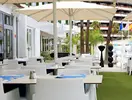 Stoliki w restauracji na zewnątrz w Playa Bonita