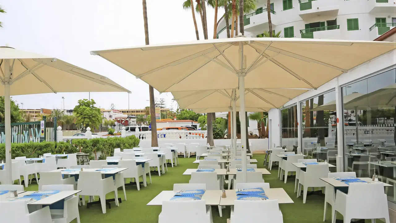 Stoliki i parasole w restauracji Playa Bonita