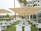 Stoliki i parasole w restauracji Playa Bonita
