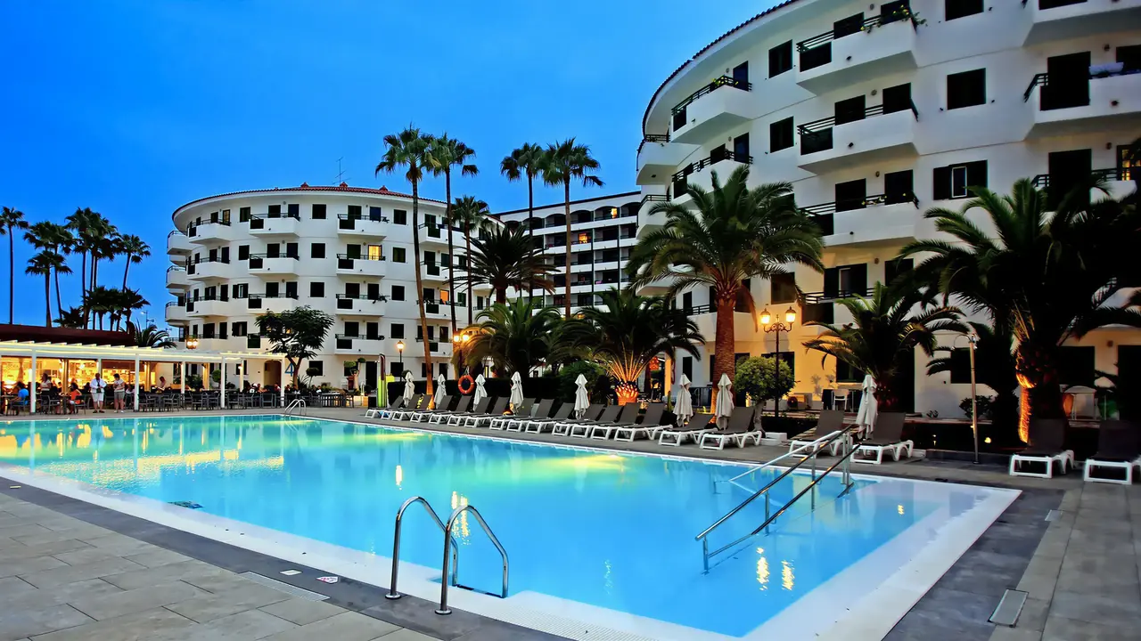 Basen i leżaki w hotelu Playa Bonita