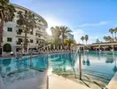 Basen i leżaki w Playa Bonita