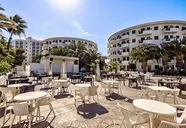 Widok na budynki i taras w Playa Bonita