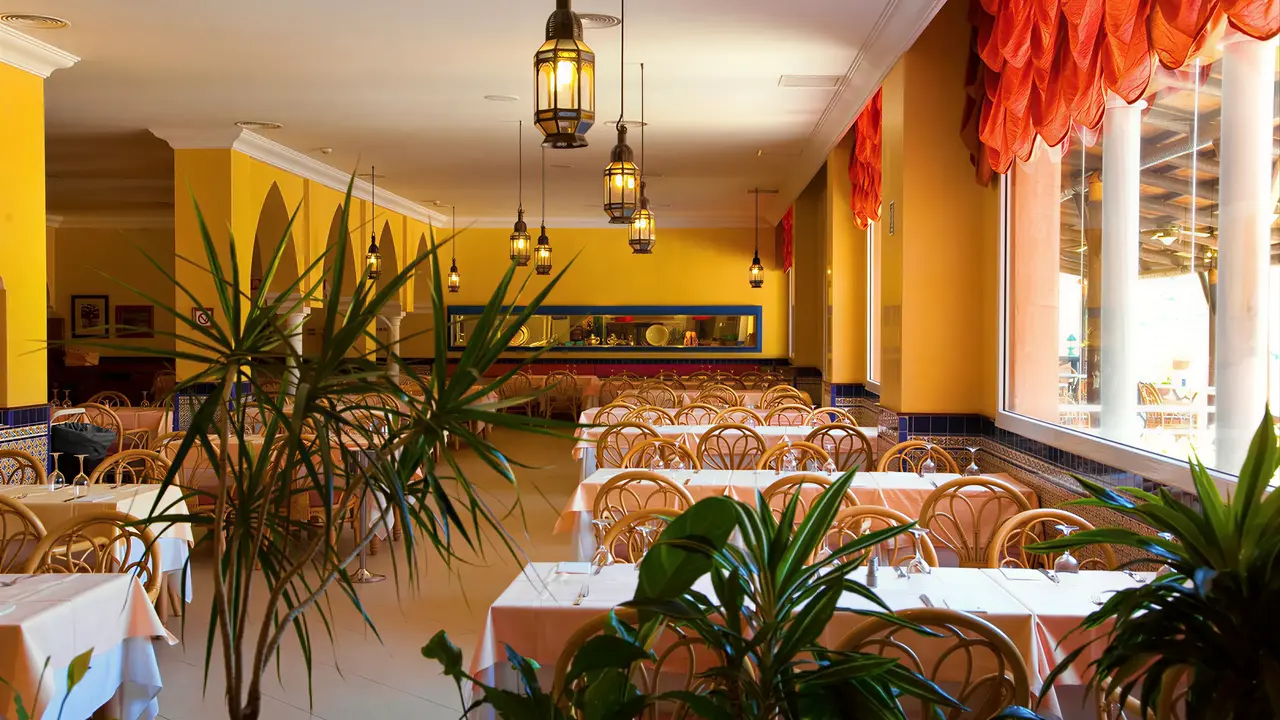 Restauracja w Playacalida z nakrytymi stołami