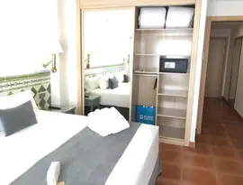Sypialnia z łóżkiem w Playacalida