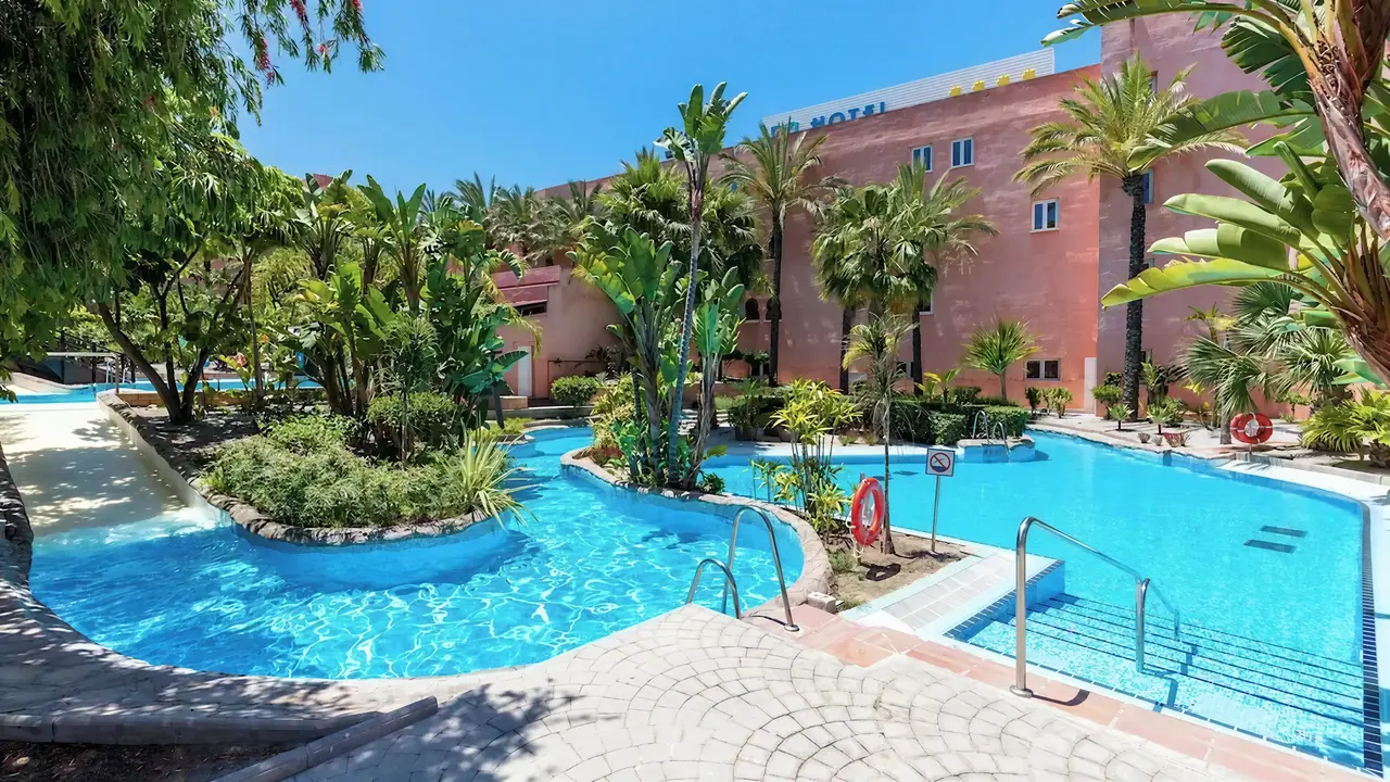 Baseny w hotelu Playacalida otoczone palmami