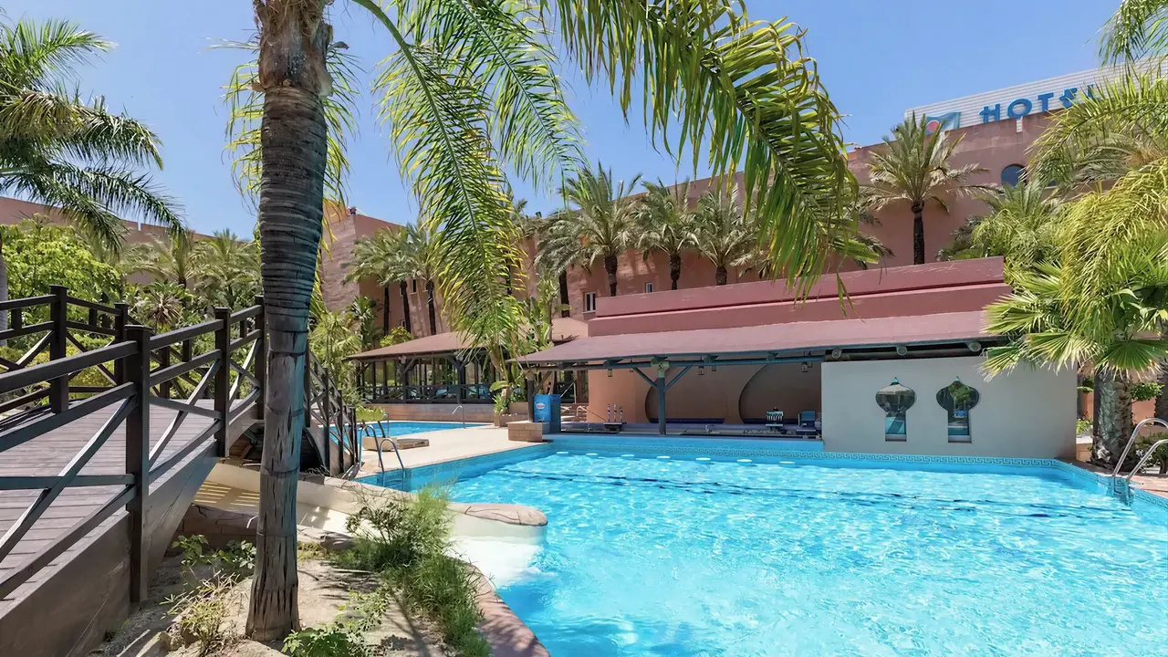 Basen w hotelu Playacalida z palmami