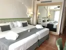 Pokój z łóżkami w hotelu Playacalida