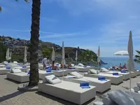 Leżaki przy plaży w Playacalida