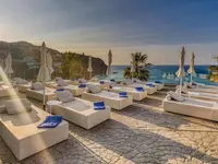 Leżaki przy plaży w Playacalida