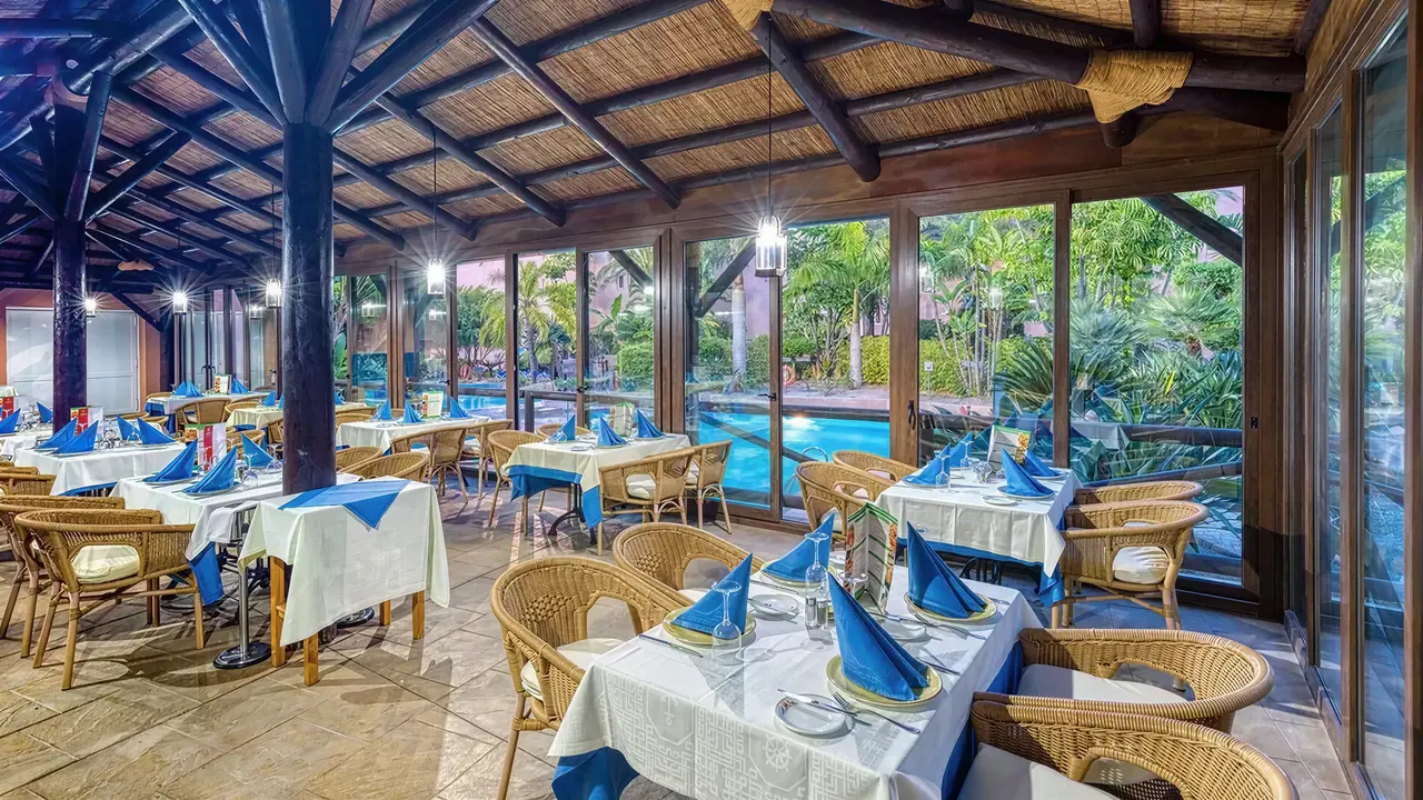Restauracja w Playacalida z nakrytymi stołami
