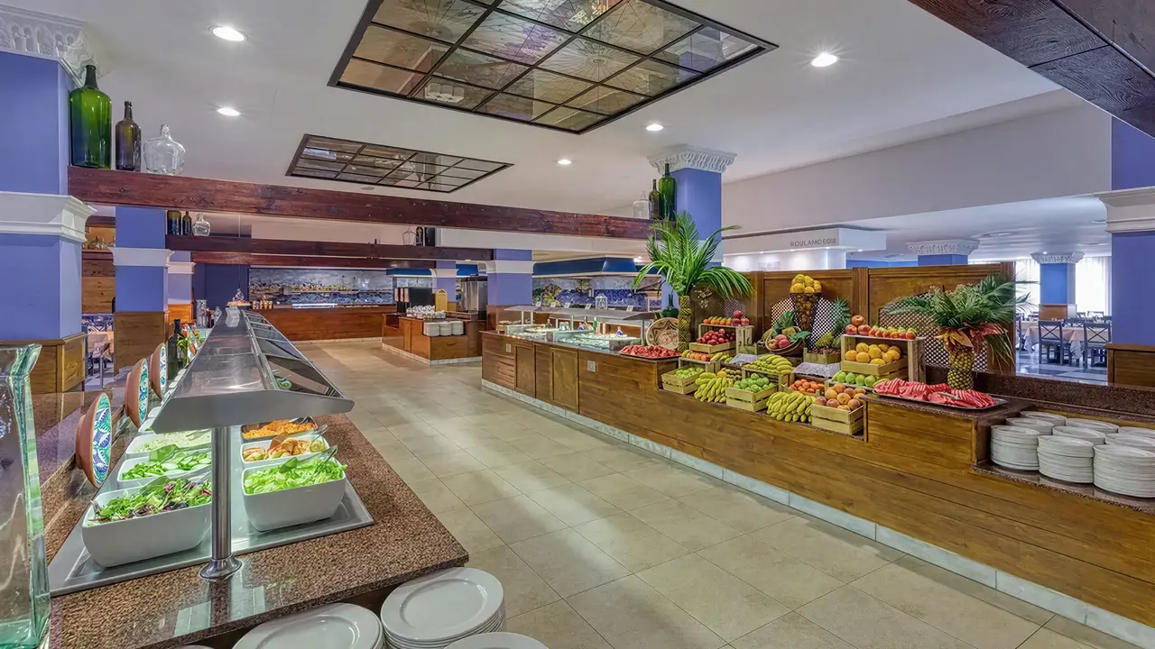 Bufet z jedzeniem w hotelu Playacalida