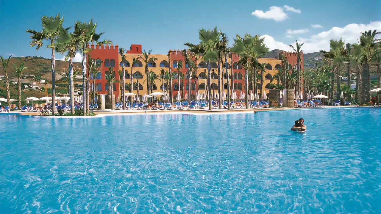 Basen w hotelu Playacalida z leżakami