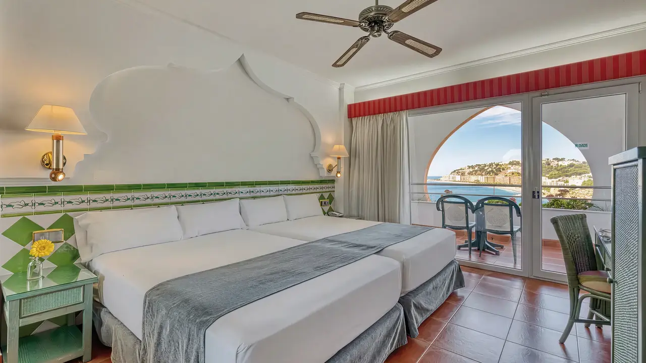 Sypialnia z widokiem na balkon w Playacalida