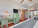 Wnętrze pokoju z biurkiem w Playacalida