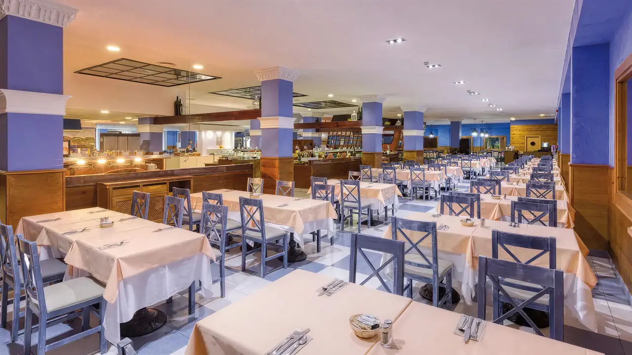 Restauracja w Playacalida z nakrytymi stołami