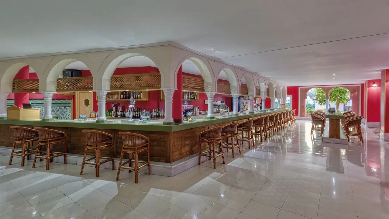Bar z wysokimi stołkami w Playacalida