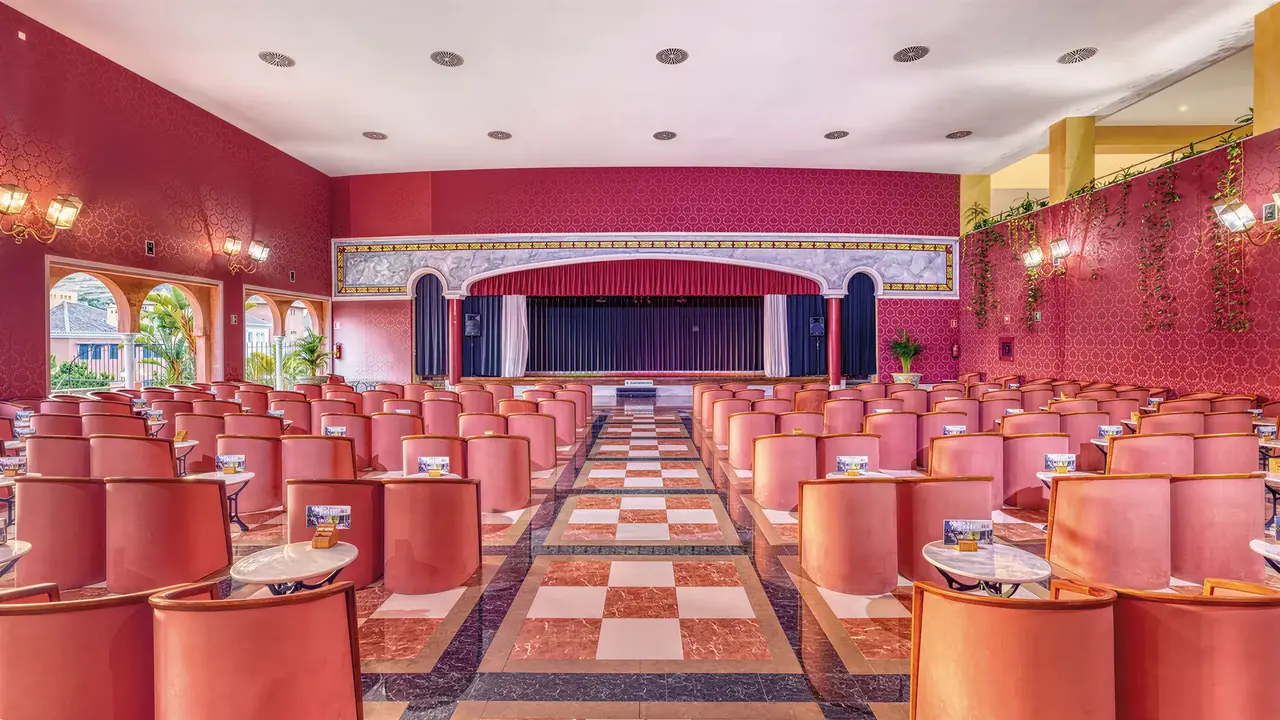 Sala teatralna z czerwonymi fotelami w Playacalida