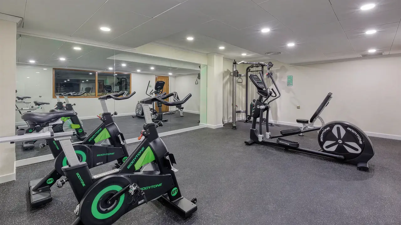 Siłownia z urządzeniami fitness w Playacalida