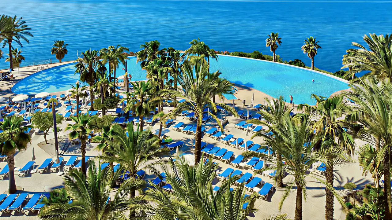 Basen i leżaki w hotelu Playacalida