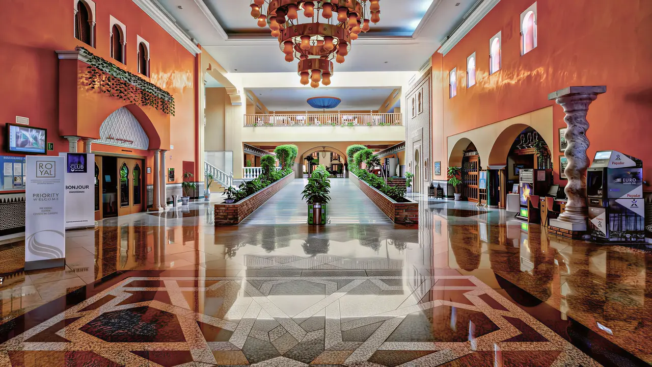 Eleganckie wnętrze lobby w Playacalida