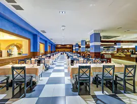Restauracja w Playacalida z nakrytymi stołami