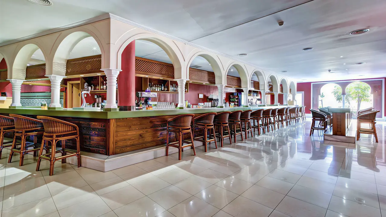 Bar z wysokimi hokerami w Playacalida