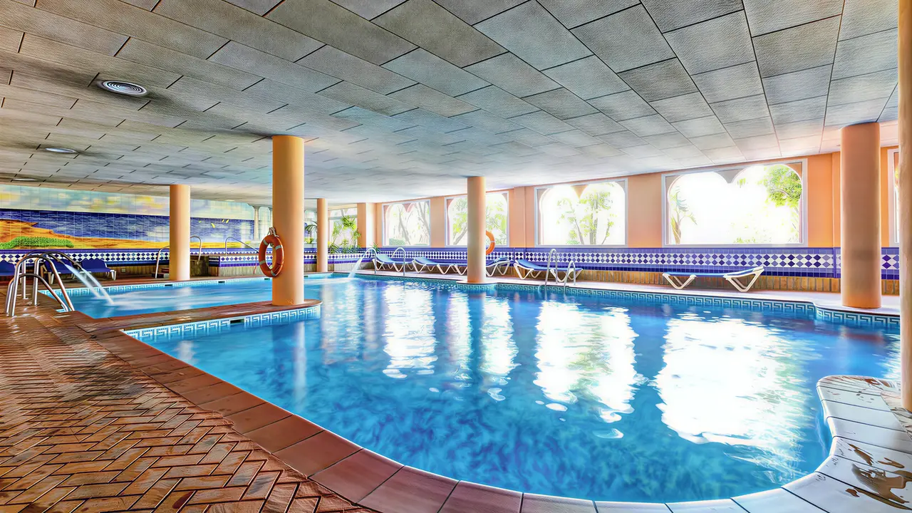 Kryty basen w hotelu Playacalida