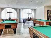 Sala gier w Playacalida z bilardem i air hokejem