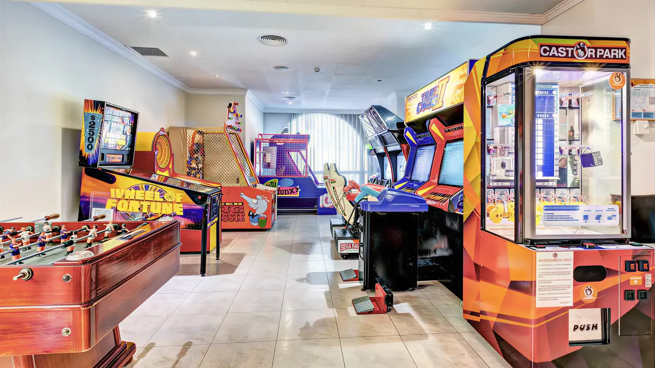 Sala gier w Playacalida z automatami