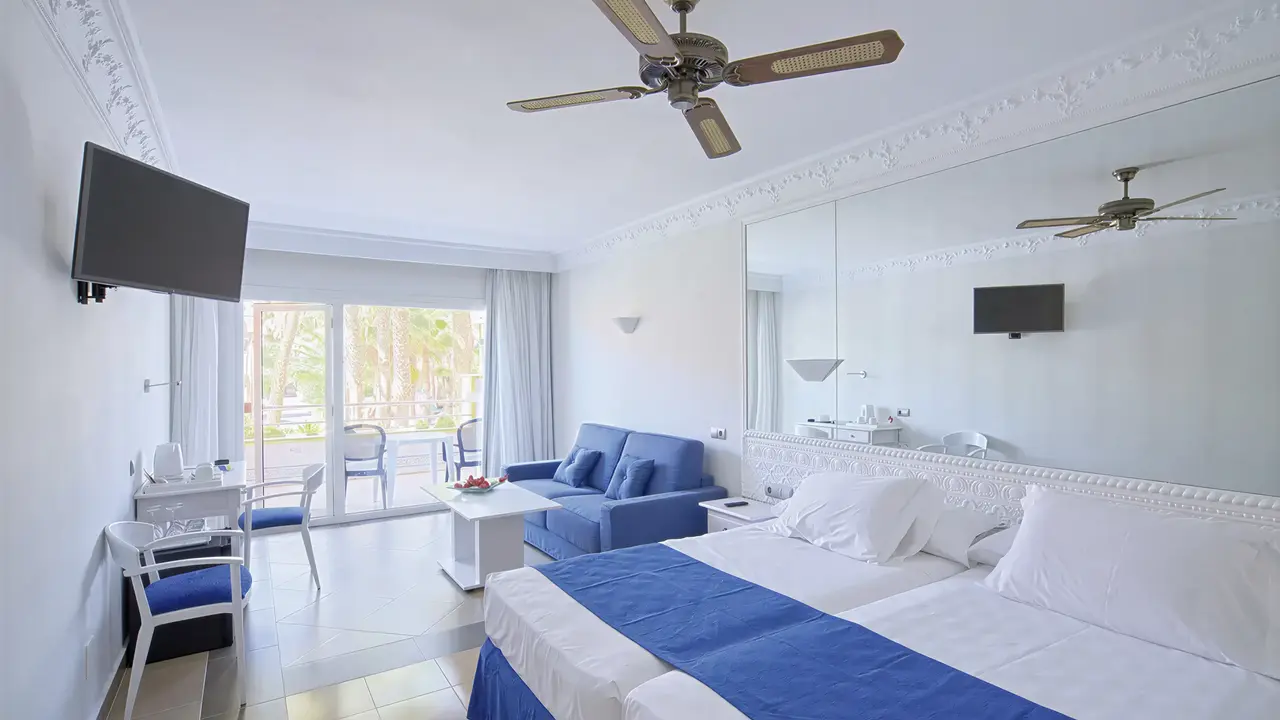 Nowoczesny pokój z łóżkami w PlayaCapricho