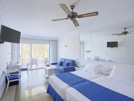 Nowoczesny pokój z łóżkami w PlayaCapricho