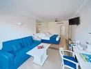 Nowoczesny pokój z salonem w PlayaCapricho